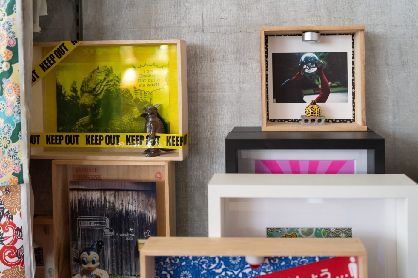 フィギュアや写真、和紙、テープなどをコラージュしたボックスアート。直島にある、草間彌生「南瓜」のミニチュアもモチーフに。