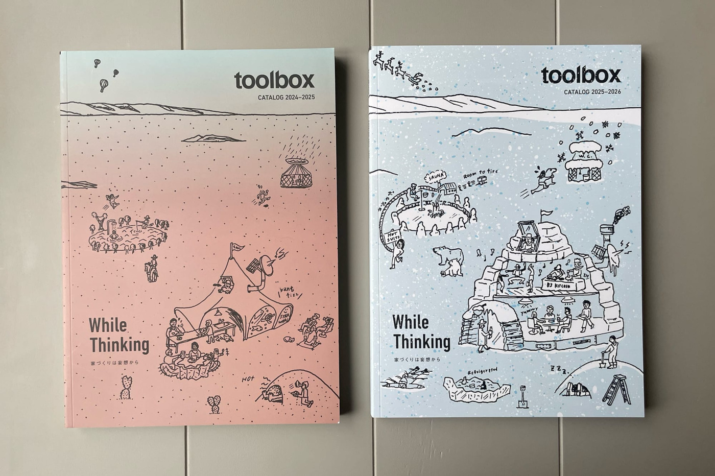 （左）昨年の砂漠の世界。（右）雪が降り積もって生まれた白銀の世界。