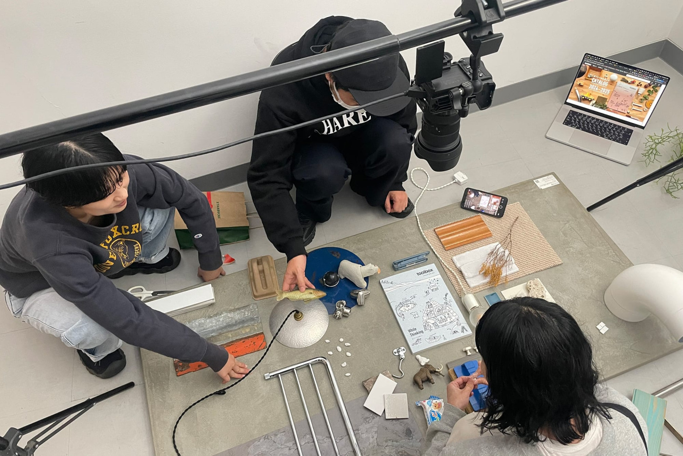 真俯瞰の構図で撮影すべく、カメラを上に吊るして小物セッティング中。