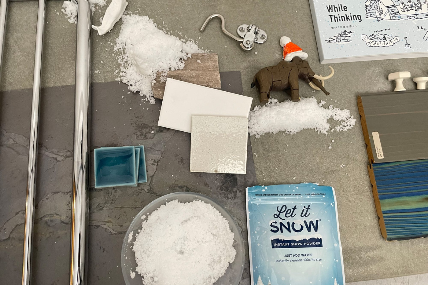 今年の撮影の秘密兵器！人工雪パウダーが案外いい感じで、雪の積もらせ方に夢中になってみたり。