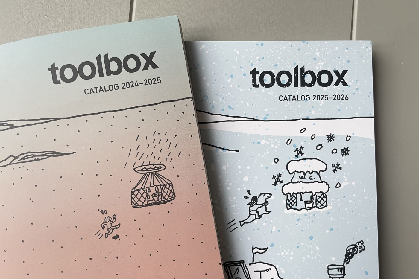 表紙全体に雪が舞う様子をスパッタリングのように表現してみました。ぜひ、背表紙含め、広げて見比べてください。