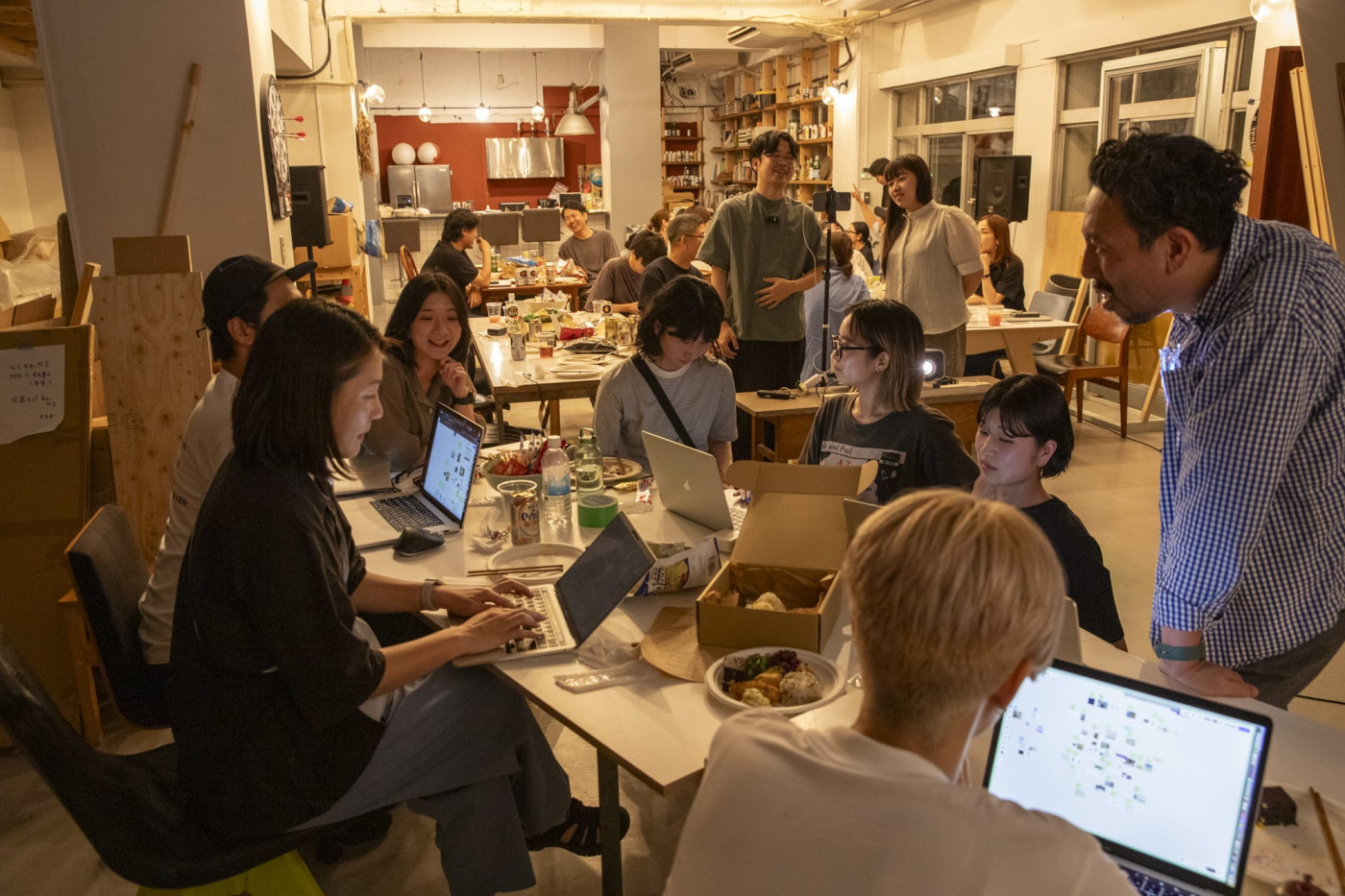 全員の発表後、まとめ作業にかかるPRチーム一同。うしろの発表を終えたメンバーはリラックスして談笑中。