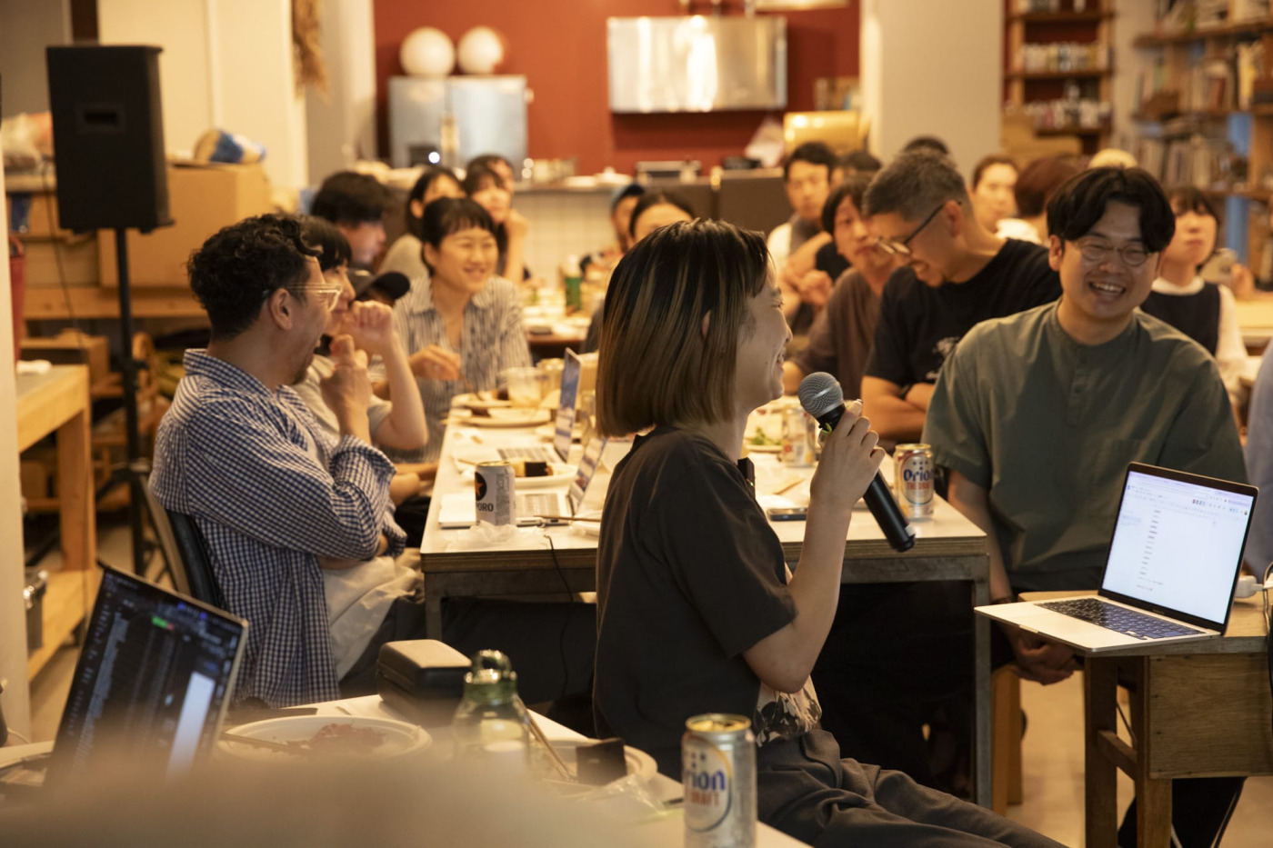 司会をするのは、PRチーム若手の三上。ひと案ずつにツッコミを。先輩に対するツッコミもだいぶ慣れてきました。