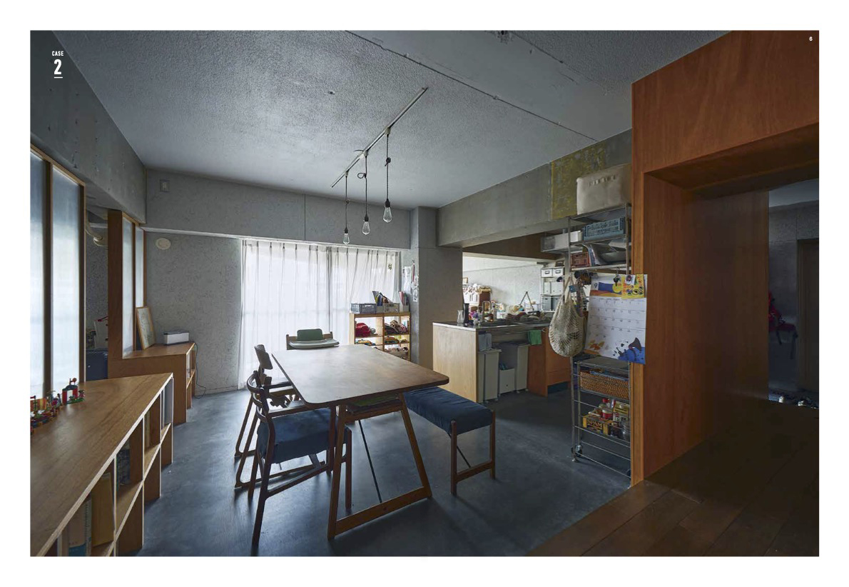 モルタル床に、木毛セメント板の壁材、躯体現しの天井と、どんなハードボイルドな住まい手なのかと思いきや？2人の小さくかわいい娘さんがいるファミリーのお宅。（撮影：Masanori Kaneshita）