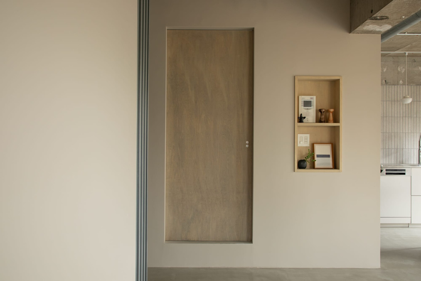 手前の床から一段あがった入口は、インセットで納めてすっきり印象的に。（事例協力：shikari.design）