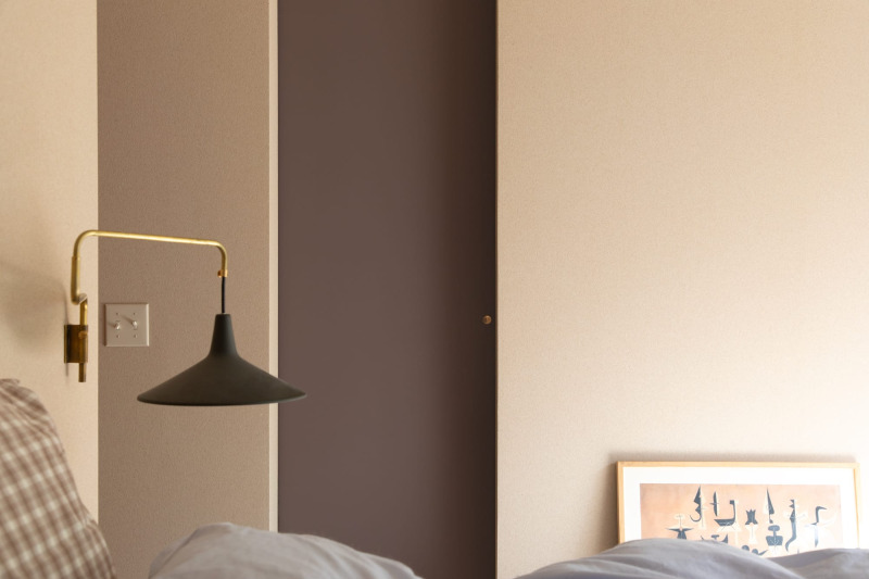 寝室のクローゼットの戸には「真鍮」を合わせて。
