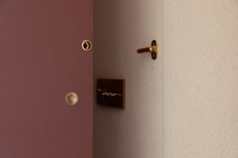 小手掛けの上に真鍮の孔をつけて、カンヌキのロックを付けた事例。
