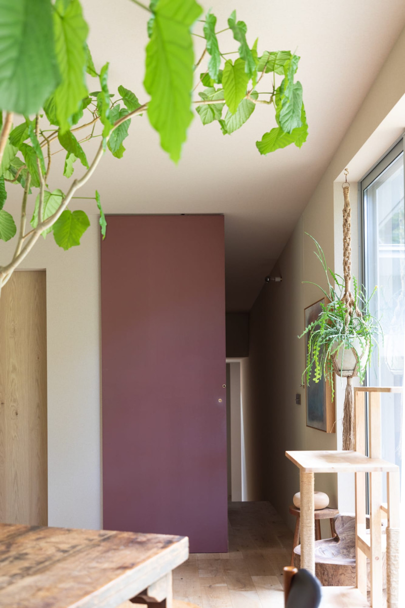 リビングと廊下をつなぐ天井までの大きな引き戸はアウトセット。左に見える木の引き戸はインセットで納めて。
