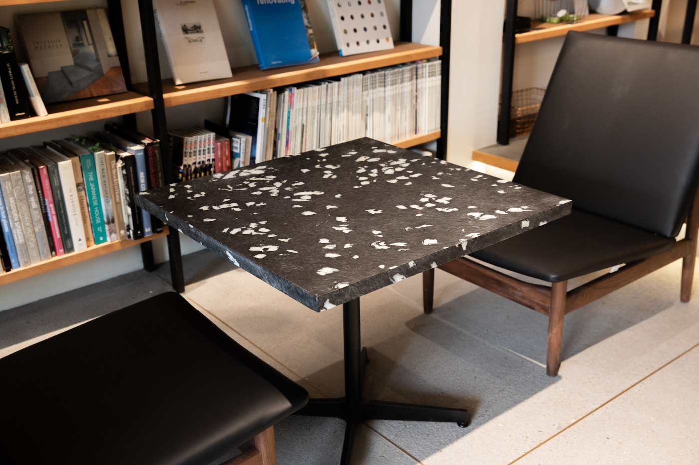 この天板はなんと漁業用ブイの再利用！背景やストーリーを知ると、思わずワクワクしてきます。