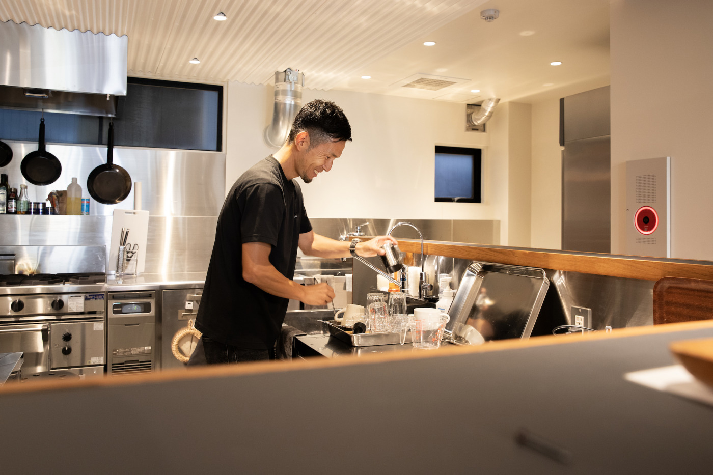 「街の人がふらっと入ってくるのを迎えるのがたまらない」と、このカウンターの中が一番のお気に入りという根っからの接客好きの田端さん。