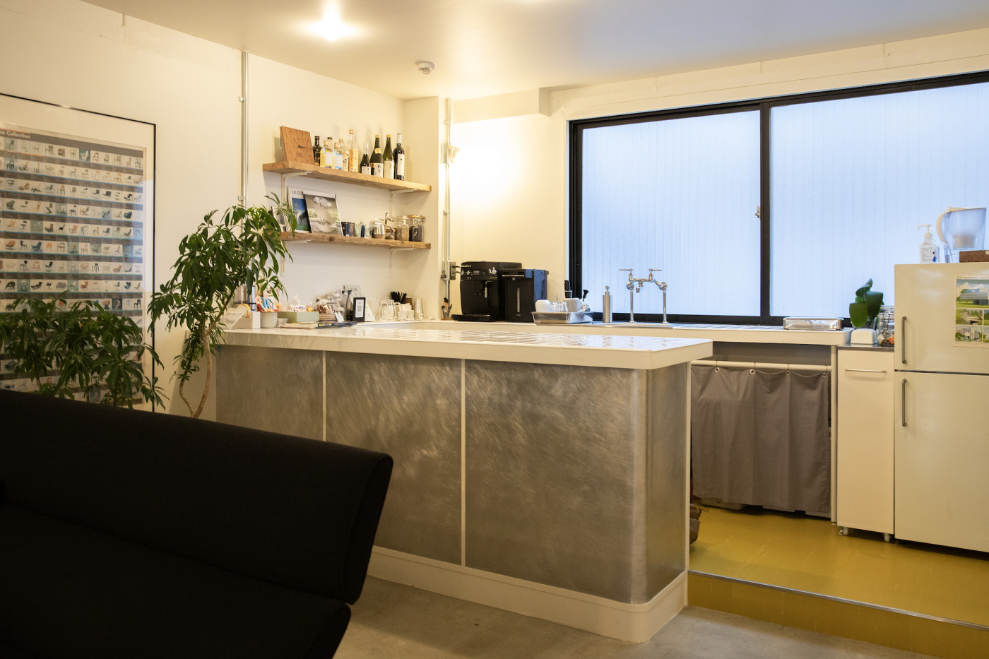 ピンときた人いるかも？このキッチン、実はル・コルビュジェの「サヴォア邸」を意識したもの。白タイルをMIX貼りした天板に、出隅タイルで小口まで丁寧に。