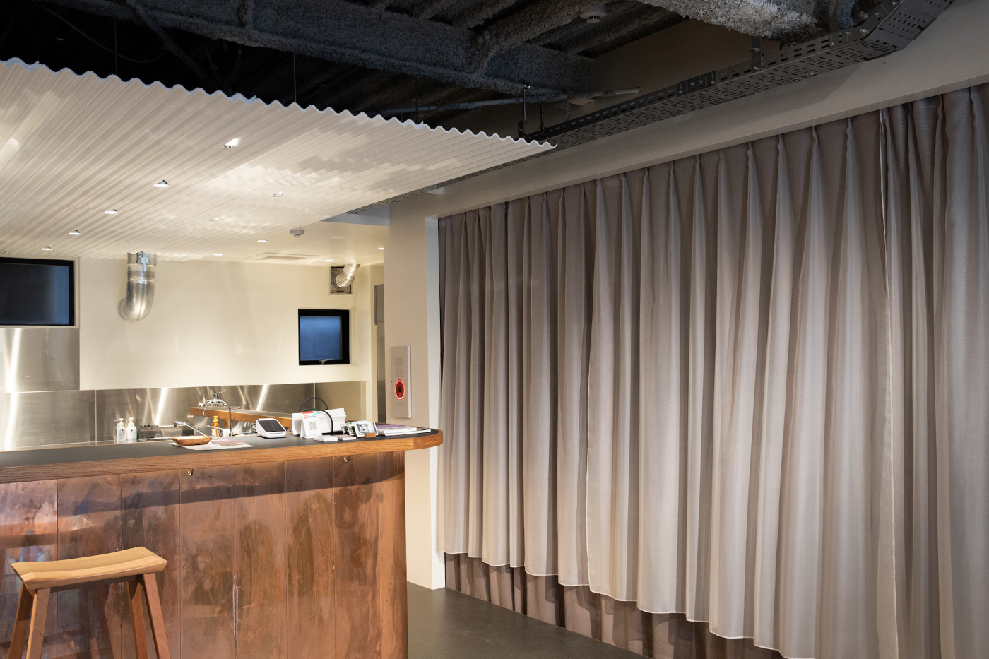 空間を彩る素材もユニーク。キッチンの天井にはスレート波板が使われていたり。