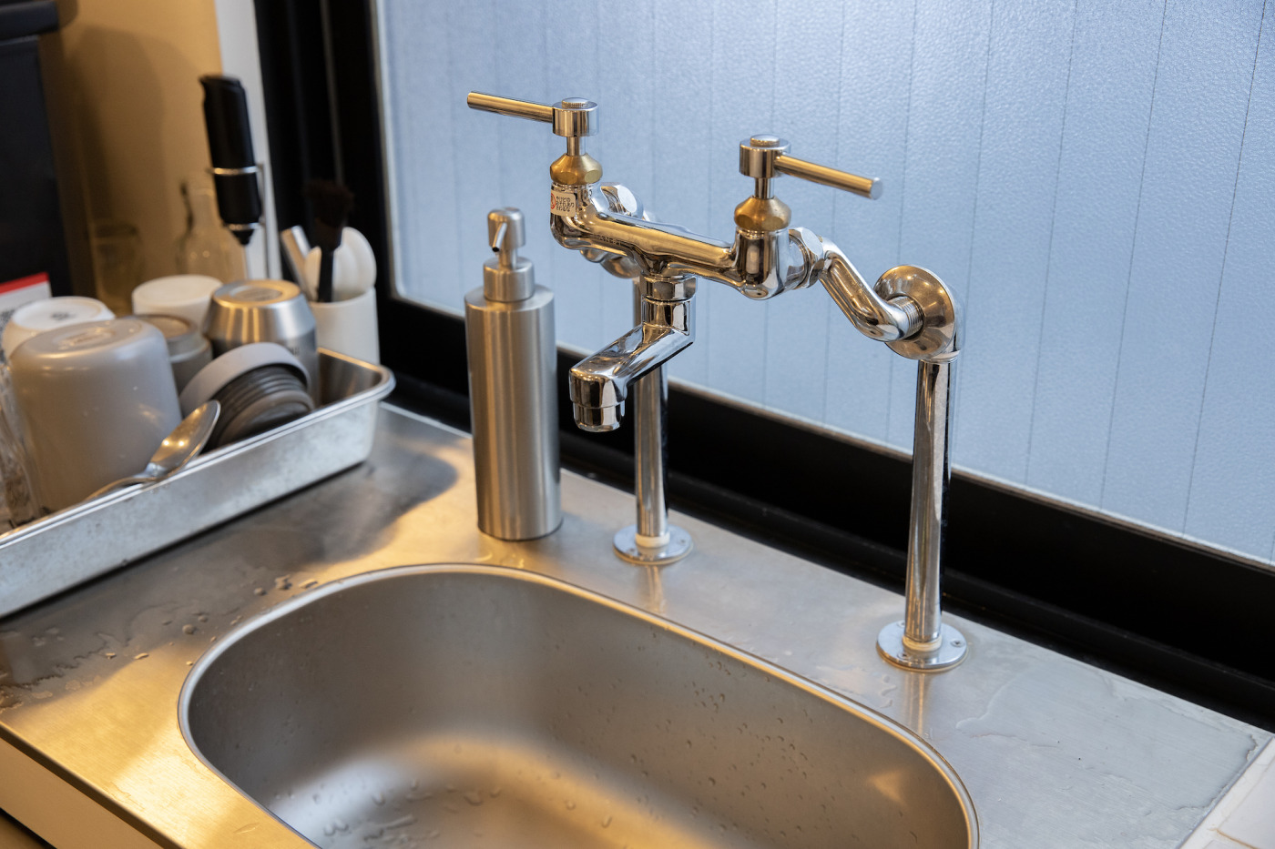 「え、これどうなってるの？」とつい見入っちゃった水栓。壁付け水栓を立ち上げて設置するというユニークな納まり。