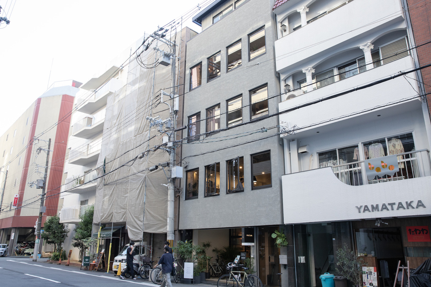 写真中央に写るグレーのビルが、アートアンドクラフトの新オフィス。