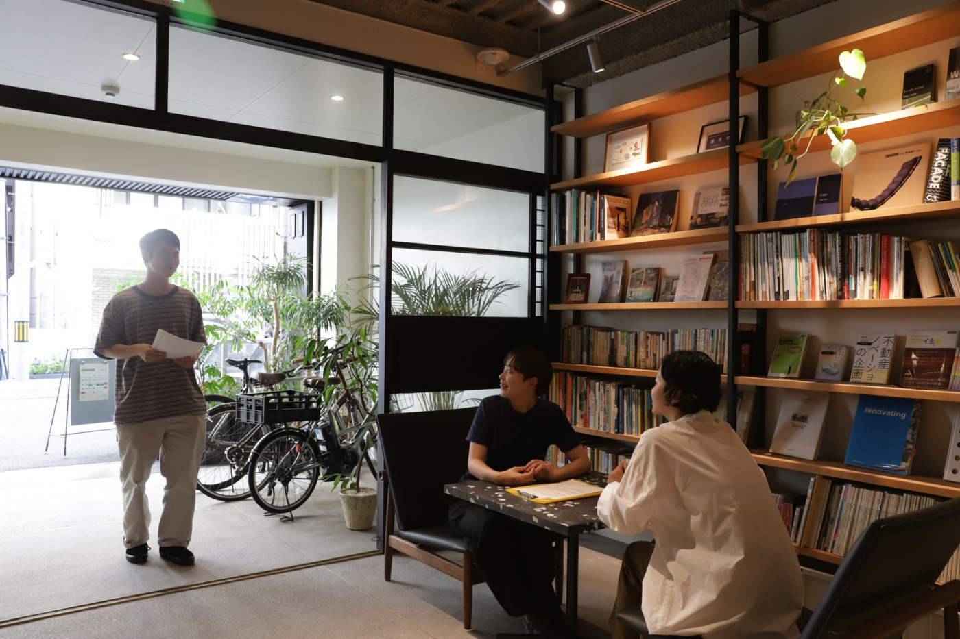 棚にはスタッフおすすめの本がずらり。コーヒーを片手にぱらぱら眺めるのも楽しそう。