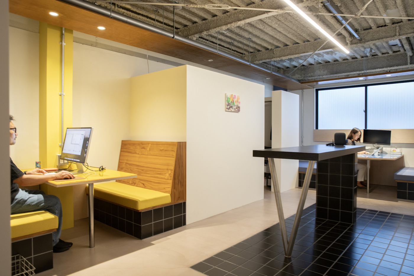 立ったまま、座って、小上がりでのんびり…など、カラーだけでなくスタイルも三者三様のブースたち。