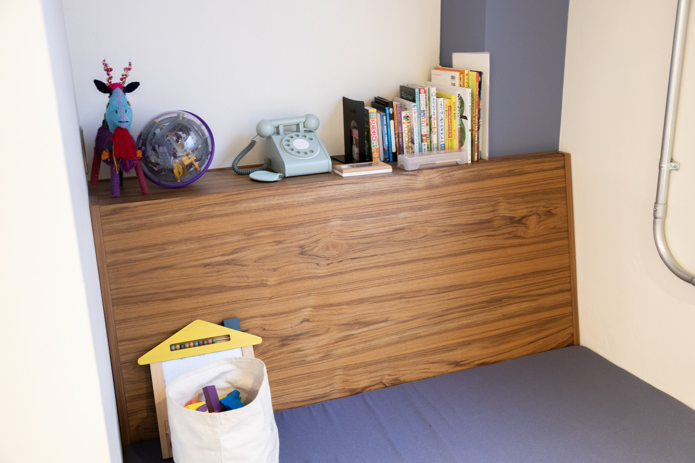 お子様連れにも安心の小上がり席の奥には、おもちゃがずらり。ダイヤル式の電話が懐かしい……。