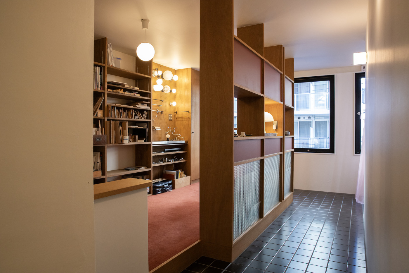 打ち合わせブースの奥には素材サンプルコーナーが。じっくり選んでもらえるように、あえてカーペット敷の小上がりに。