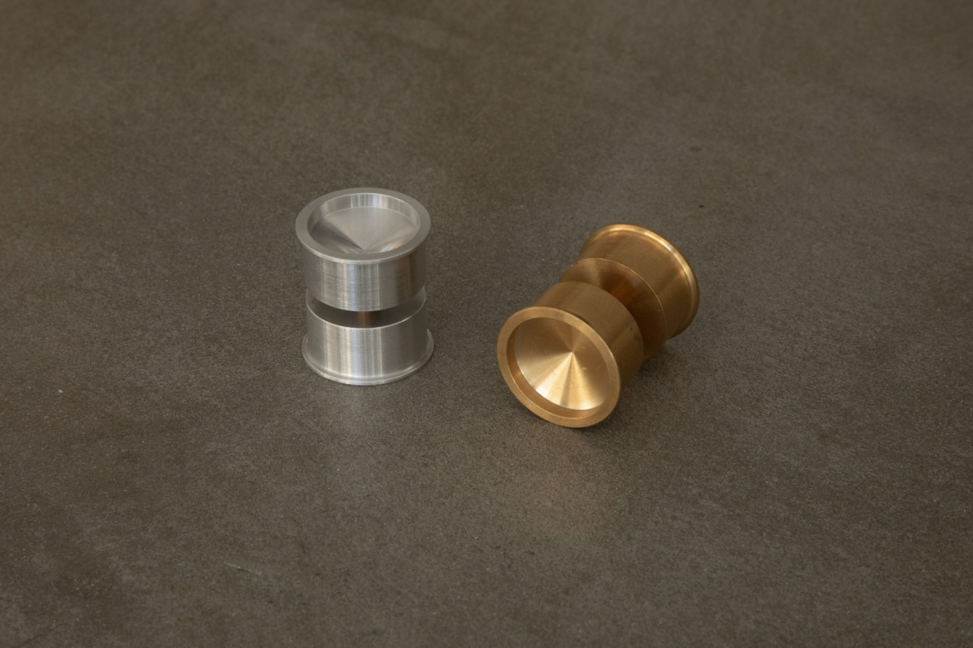 小さいパーツなのに、手にとってみると、ずっしりした存在感。