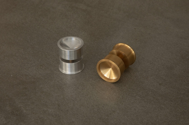 小さいパーツなのに、手にとってみると、ずっしりした存在感。
