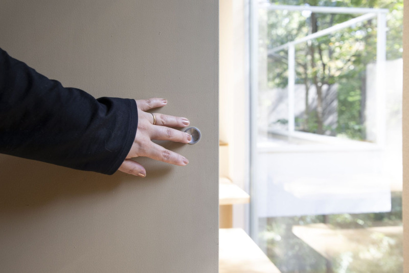 そっと指を添えて戸を引いていきます。
