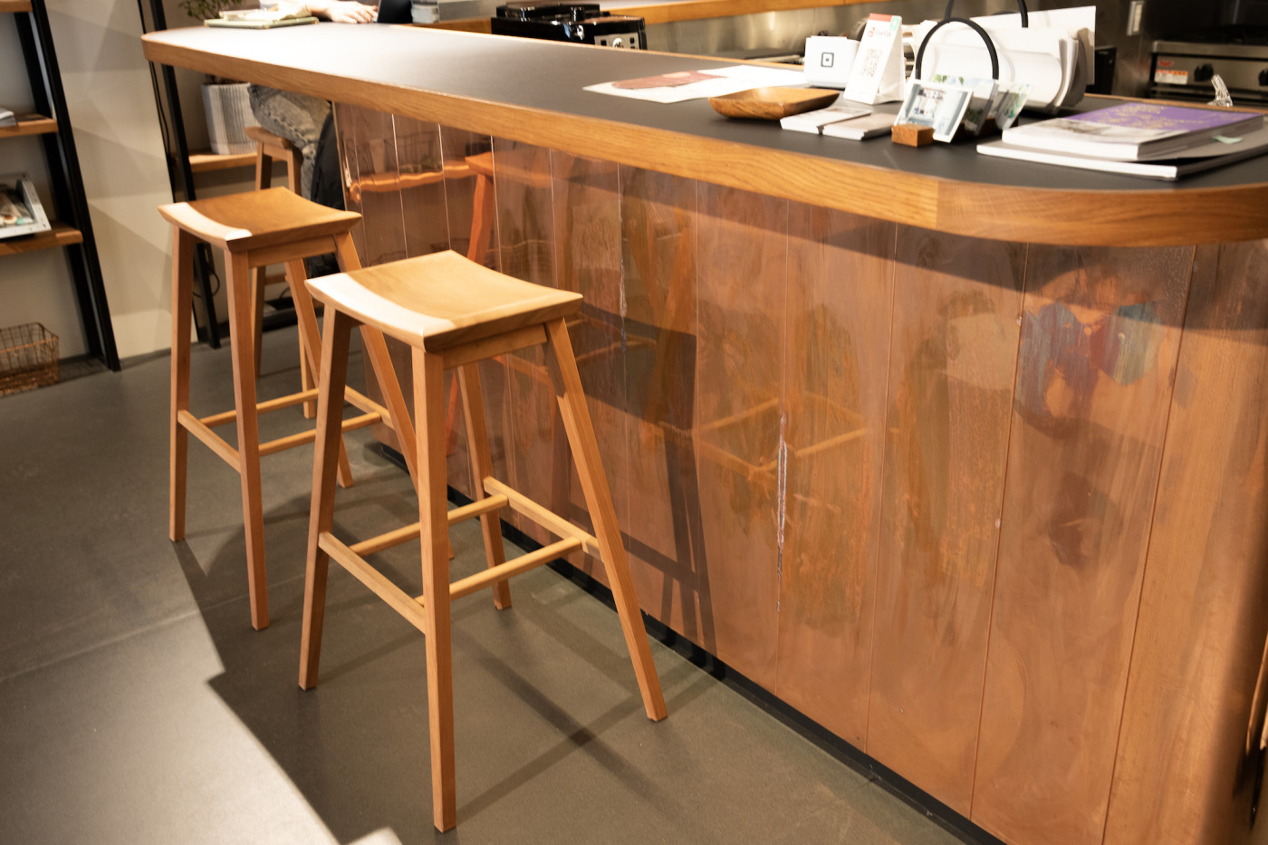 色々な人との出会いを重ね育っていくMAUの姿を重ねて、腰壁は経年変化が豊かな「銅」に。