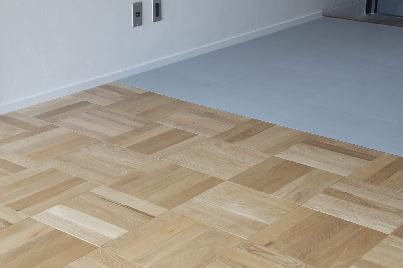 昔の学校の床を思い出します。塩ビタイルはライトグレーと明るいトーンを選ぶことで、爽やかな印象に。