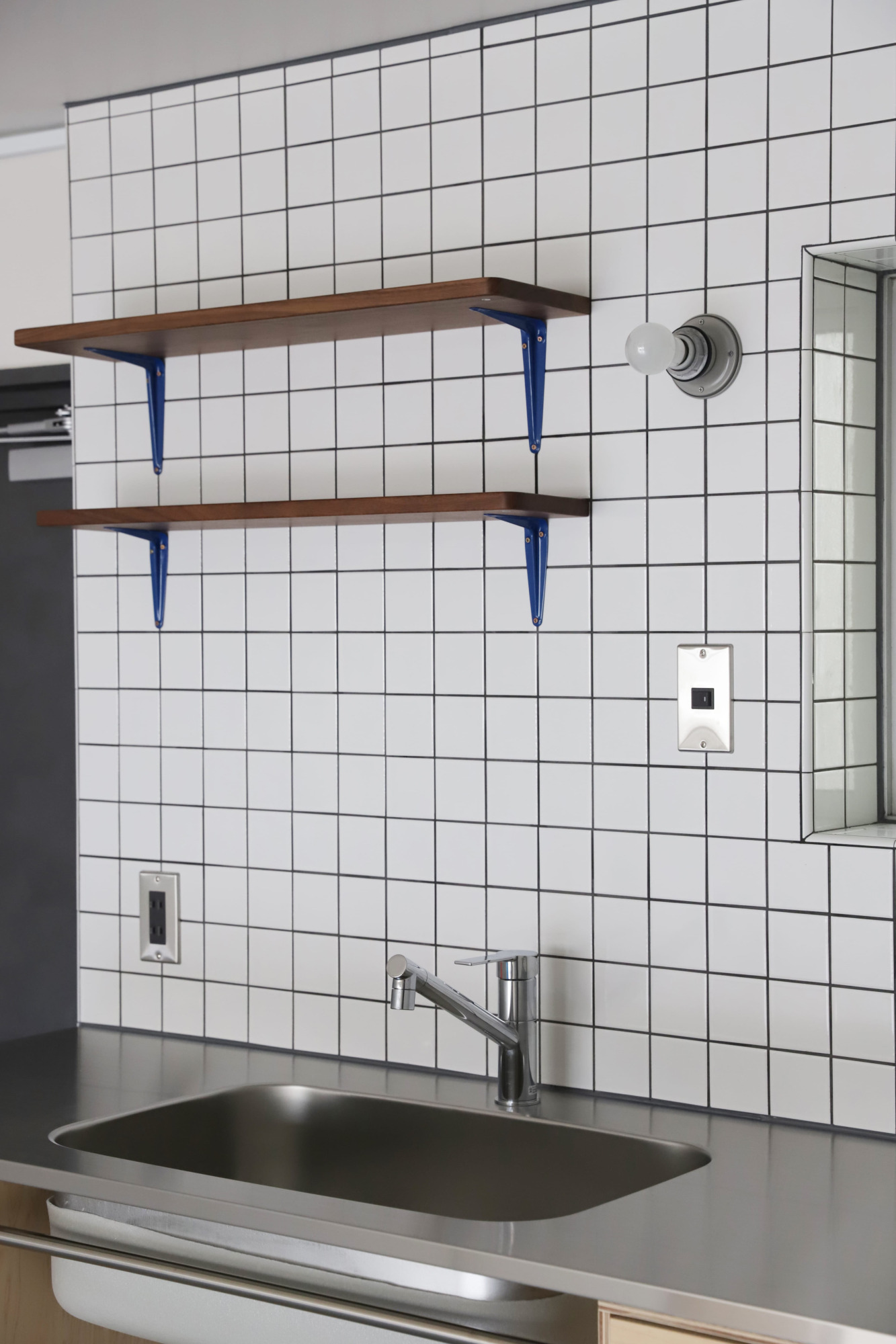 壁付け照明には『工業系レセップ グレー』を使っています。