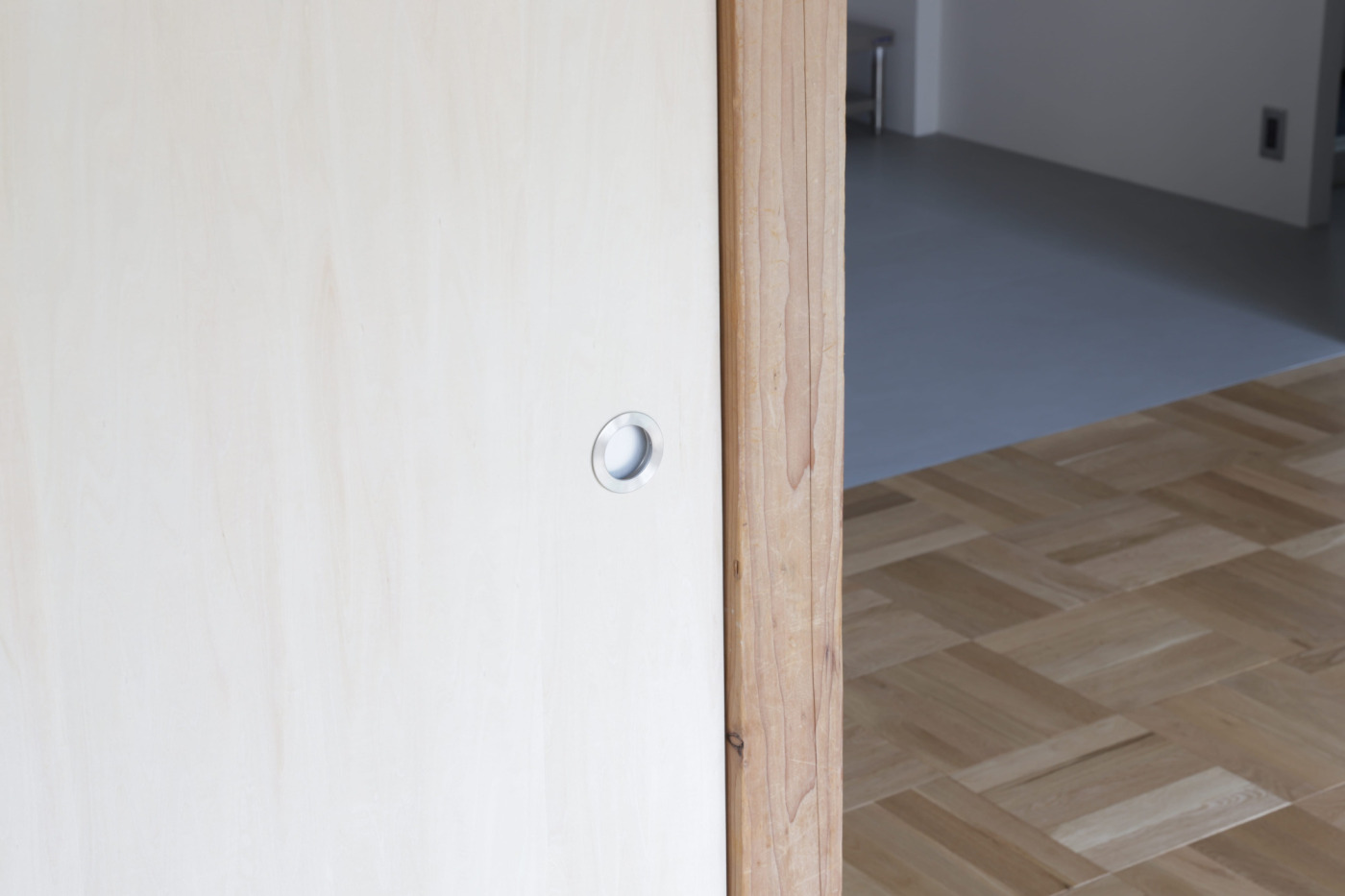 襖まわりの木部は既存をそのまま残し、空間がもともと持っていた表情をいかしています。