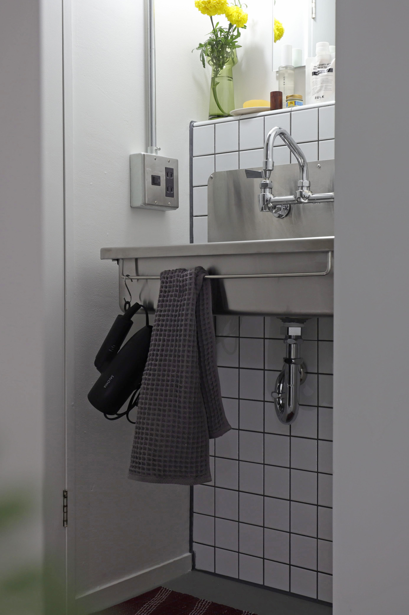 バーがついていて、ドライヤーやタオルを引っ掛けられます。