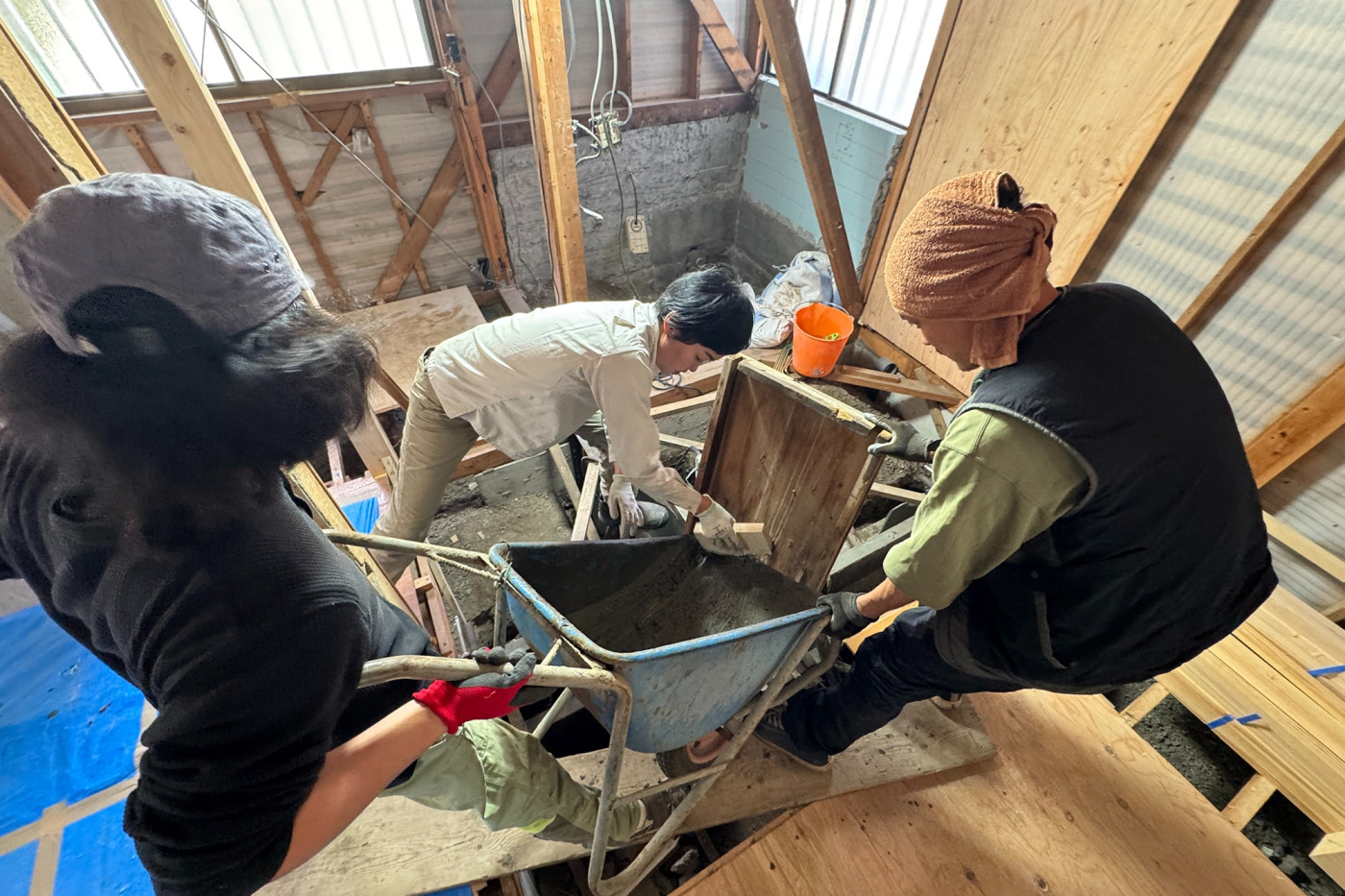 床を剥がして建物の基礎を打ち直しているところ。（写真提供：Tough and Rough）