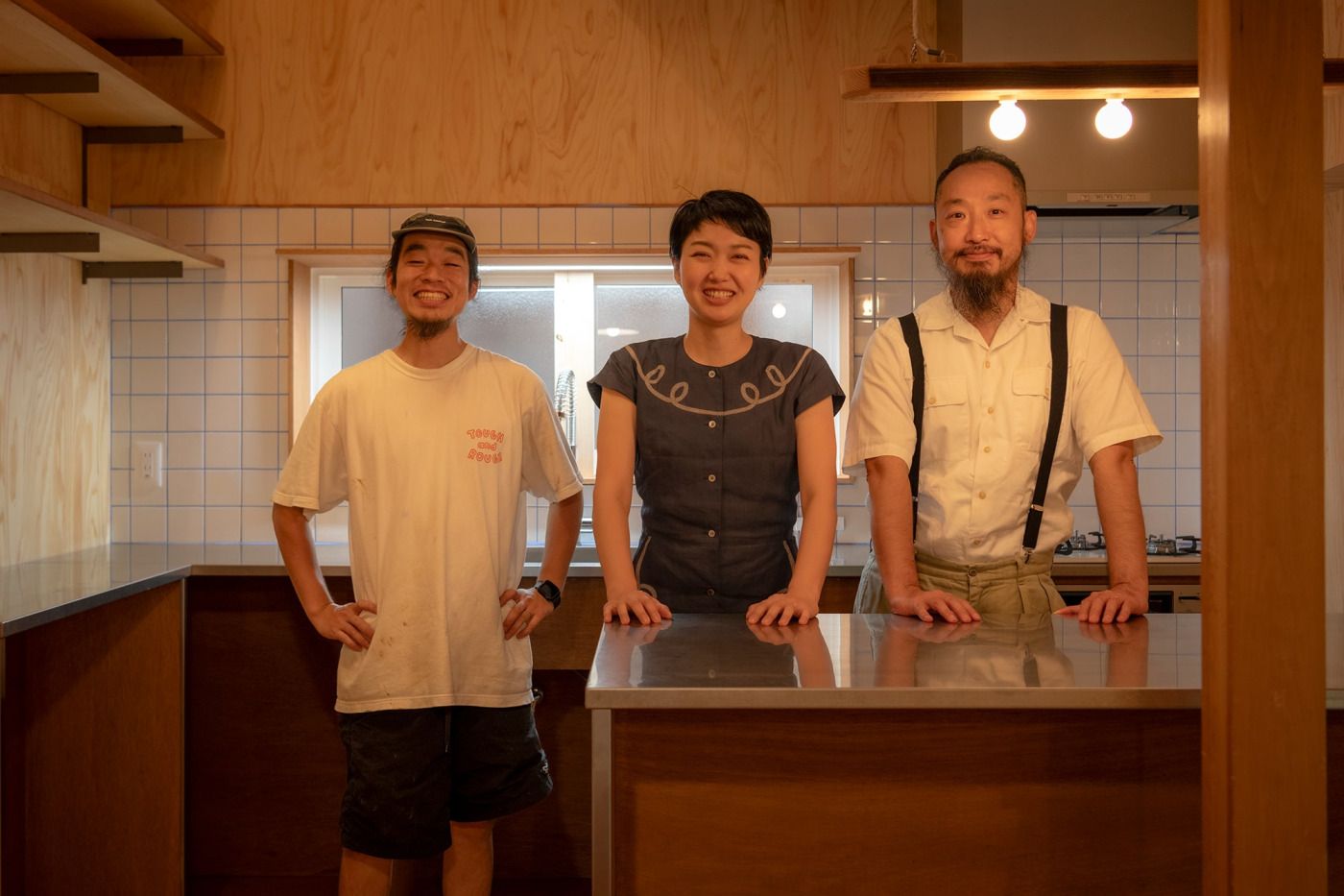 伯太市さん（左）とお施主さまご夫婦。長男、長女との4人家族。