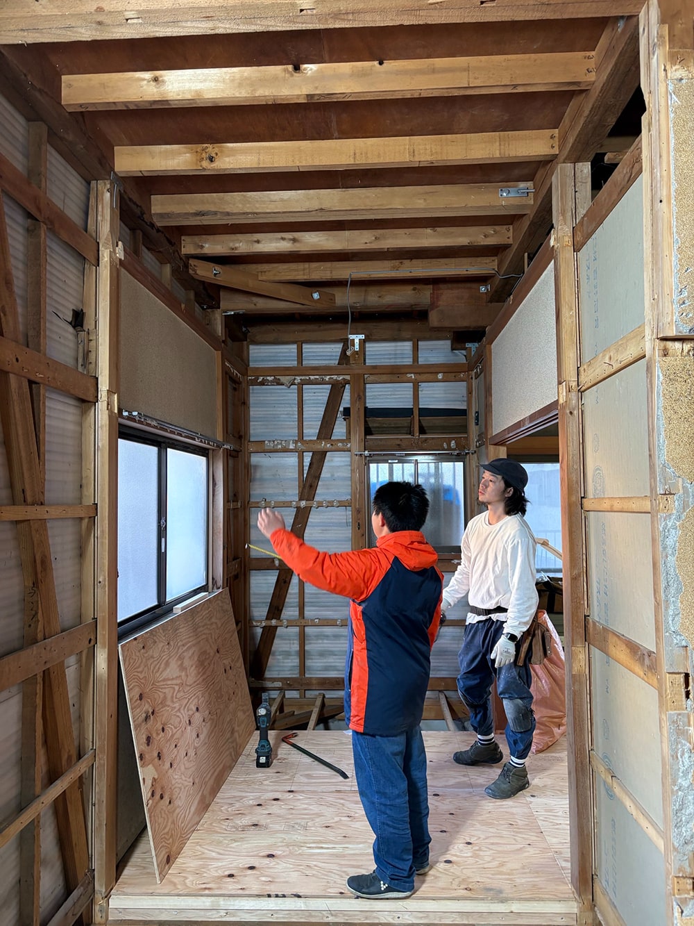 どんな空間にするか現地で話し合い中の長男くんと佐伯さん。（写真提供：Tough and Rough）