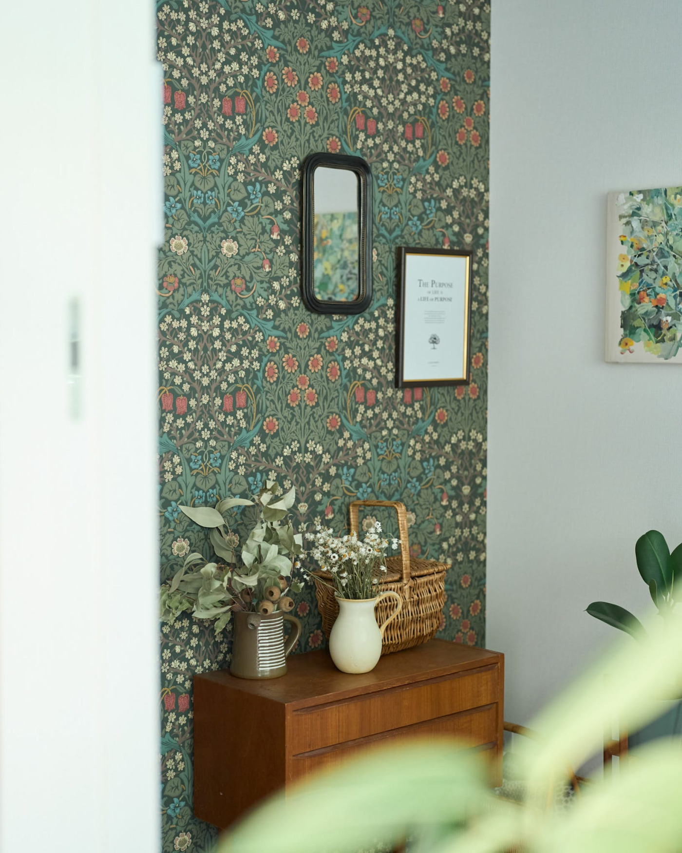 はじめて買った思い出の北欧のビンテージのチェストは大事な書斎に。ウェブ会議の背景に常にかわいく映り込んでいるのだそう。（写真提供：北欧、暮らしの道具店）