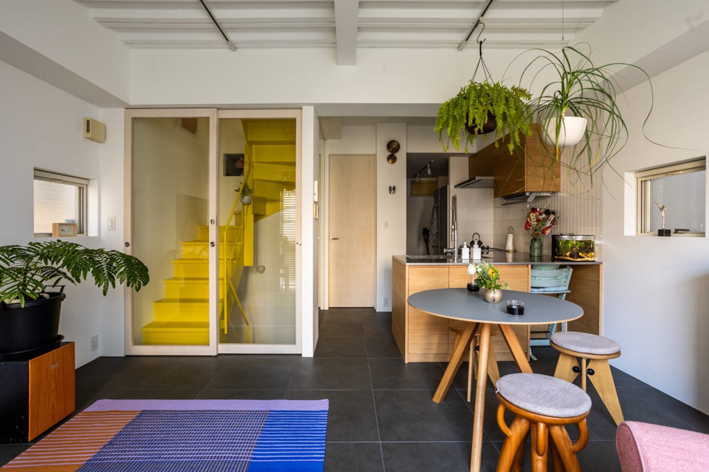 3回目の家づくりは戸建てリノベ！日当たり不足を克服する、イエローの吹き抜け階段がある家