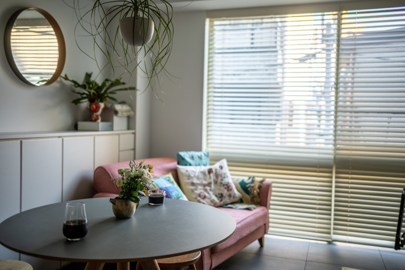 3回目の家づくりは戸建てリノベ！日当たり不足を克服する、イエローの吹き抜け階段がある家1