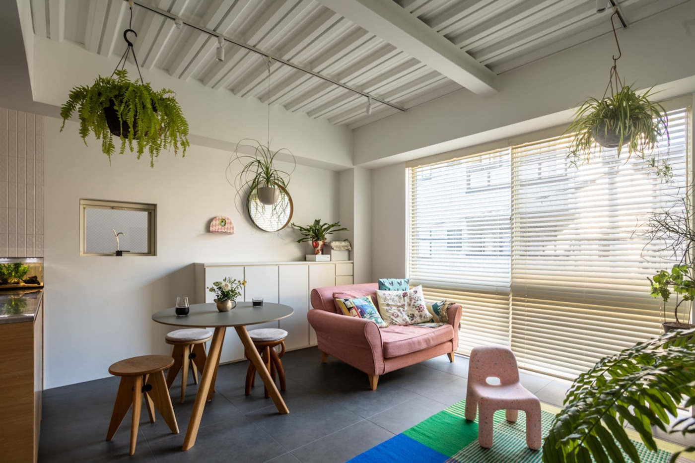 3回目の家づくりは戸建てリノベ！日当たり不足を克服する、イエローの吹き抜け階段がある家3