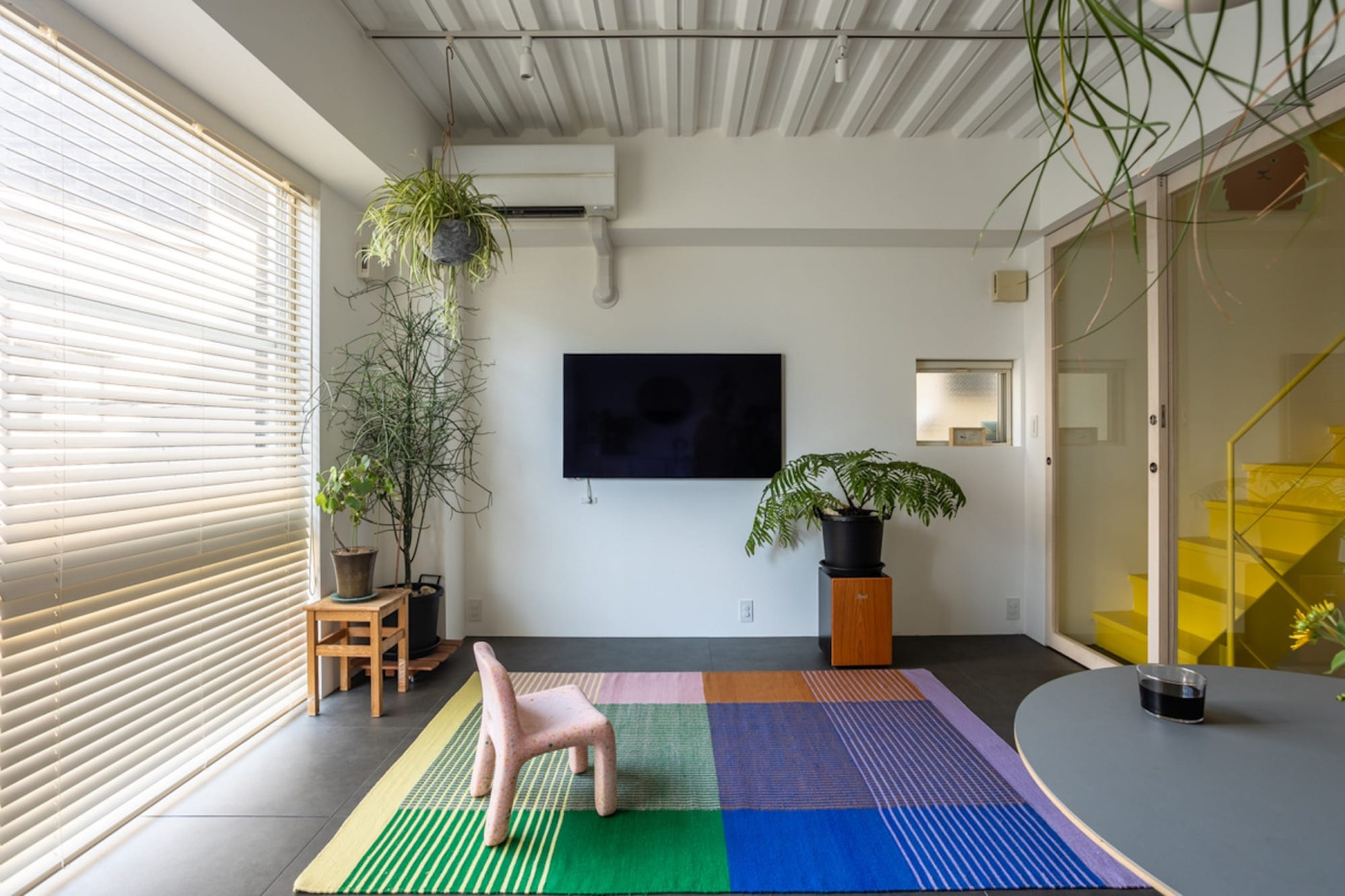 3回目の家づくりは戸建てリノベ！日当たり不足を克服する、イエローの吹き抜け階段がある家5