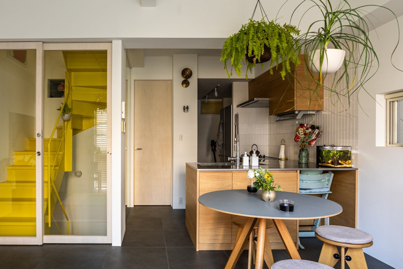 3回目の家づくりは戸建てリノベ！日当たり不足を克服する、イエローの吹き抜け階段がある家7