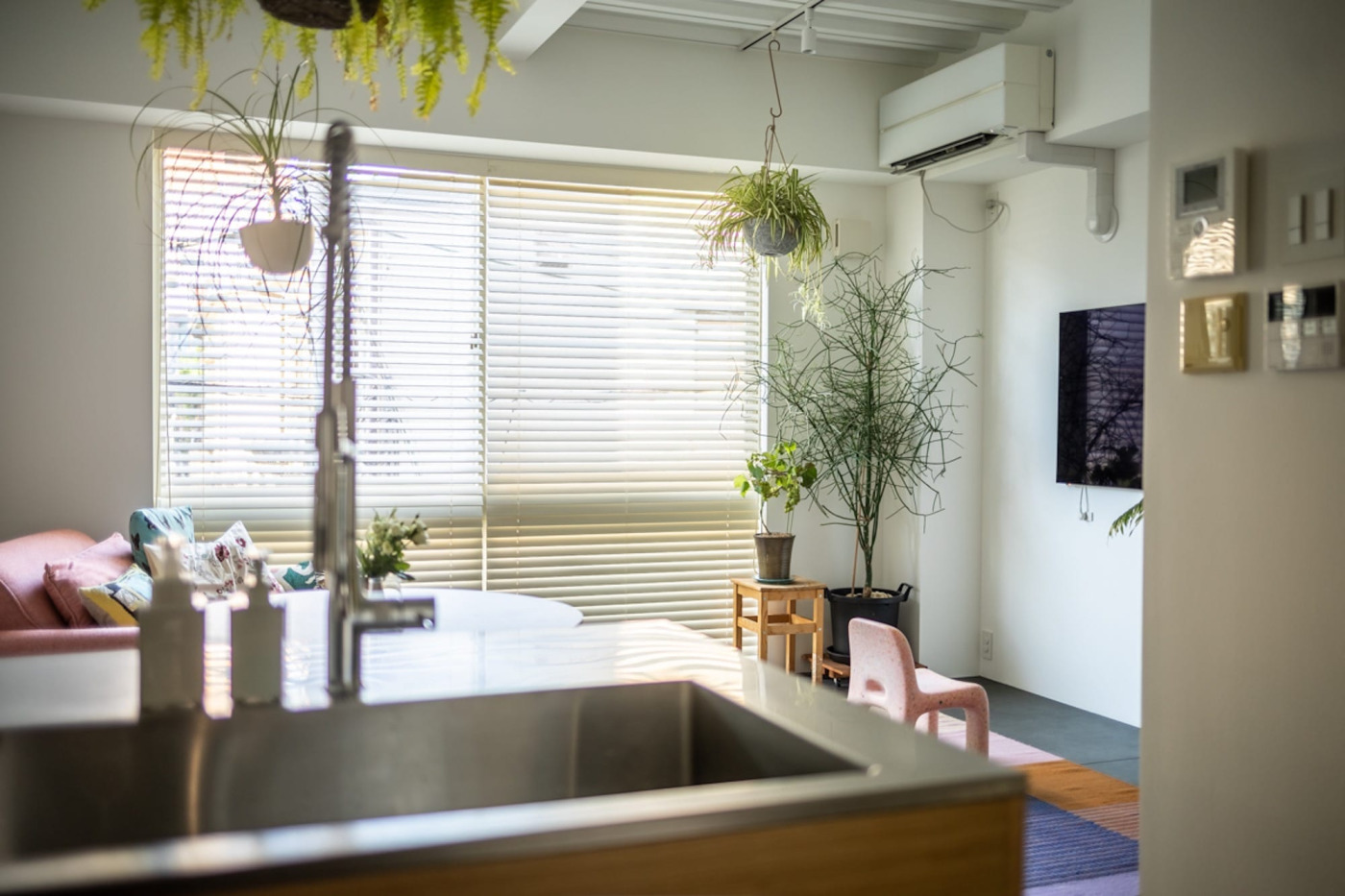 3回目の家づくりは戸建てリノベ！日当たり不足を克服する、イエローの吹き抜け階段がある家11