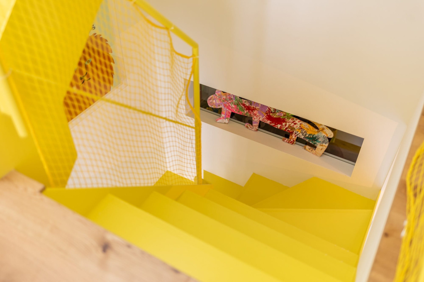 点在するアートたちが賑やかに視界を彩ります。階段も「飾る場所」として捉えてみると、移動の度に好きなものが目に触れて楽しい気持ちになれますね。