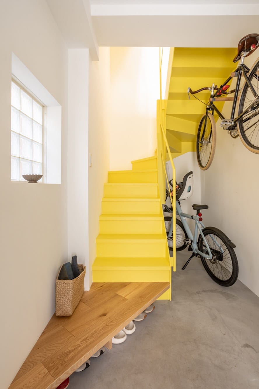 3回目の家づくりは戸建てリノベ！日当たり不足を克服する、イエローの吹き抜け階段がある家19