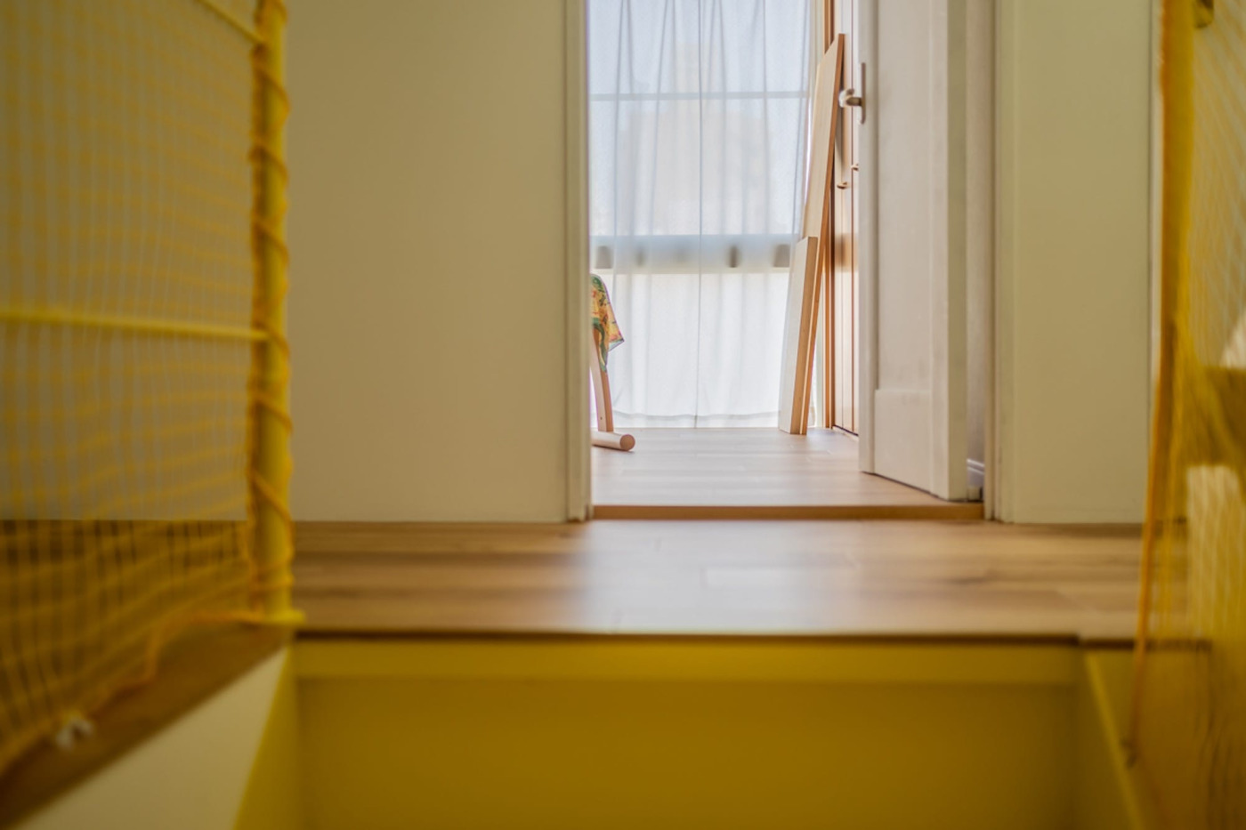 3回目の家づくりは戸建てリノベ！日当たり不足を克服する、イエローの吹き抜け階段がある家21