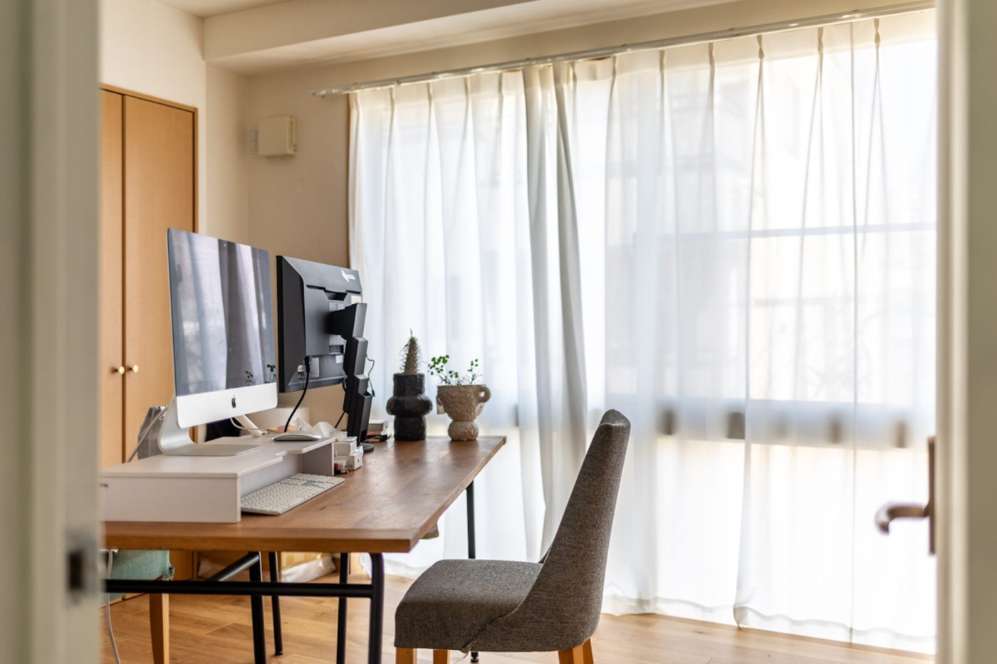 ご夫婦のデスクとして使われているのは、以前の住まいでダイニングテーブルとして使っていたもの。お部屋に対して斜めに配置するユニークな手法は、広がりが感じられて、気持ちよく仕事に打ち込めそうです。