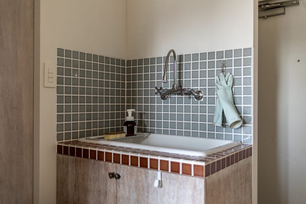 陶器のシンクに白い目地との組み合わせが爽やかな印象です。