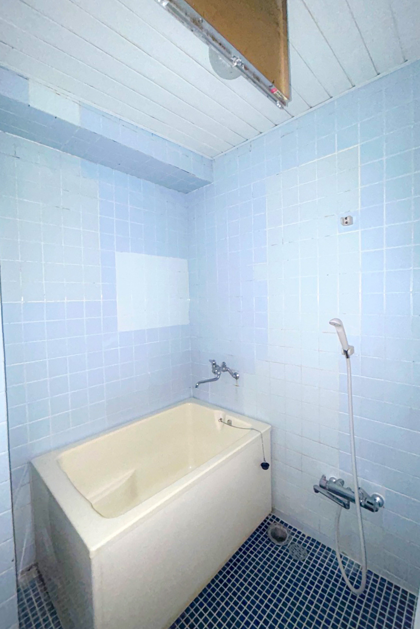 改装前の浴室。