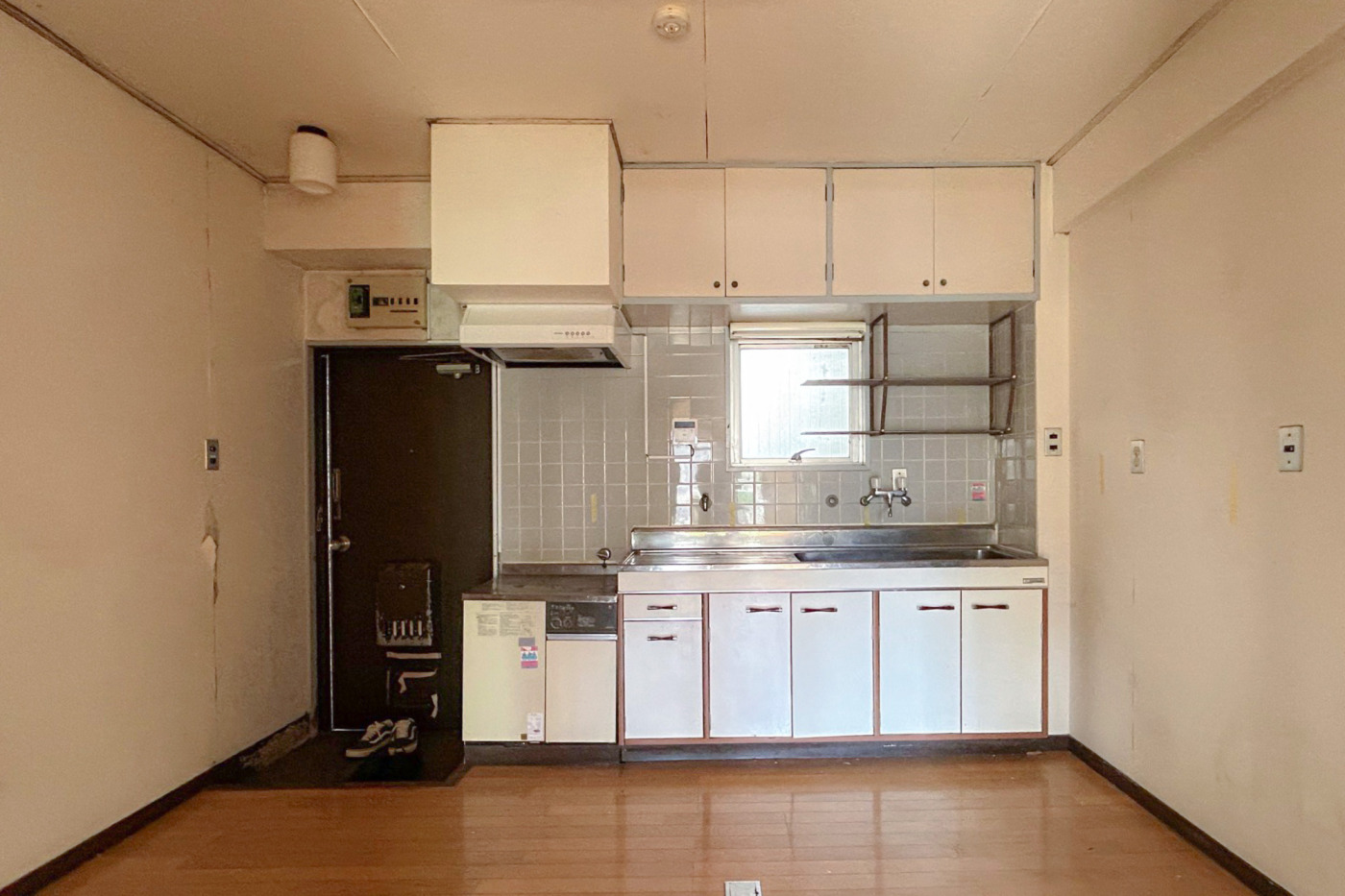 改装前のキッチン。