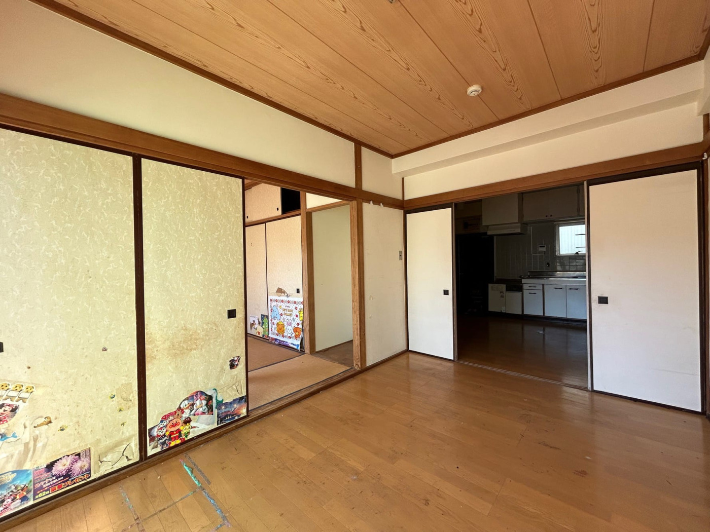 襖に貼られたシールに、ここで暮らした人の気配がそっと残っていました。