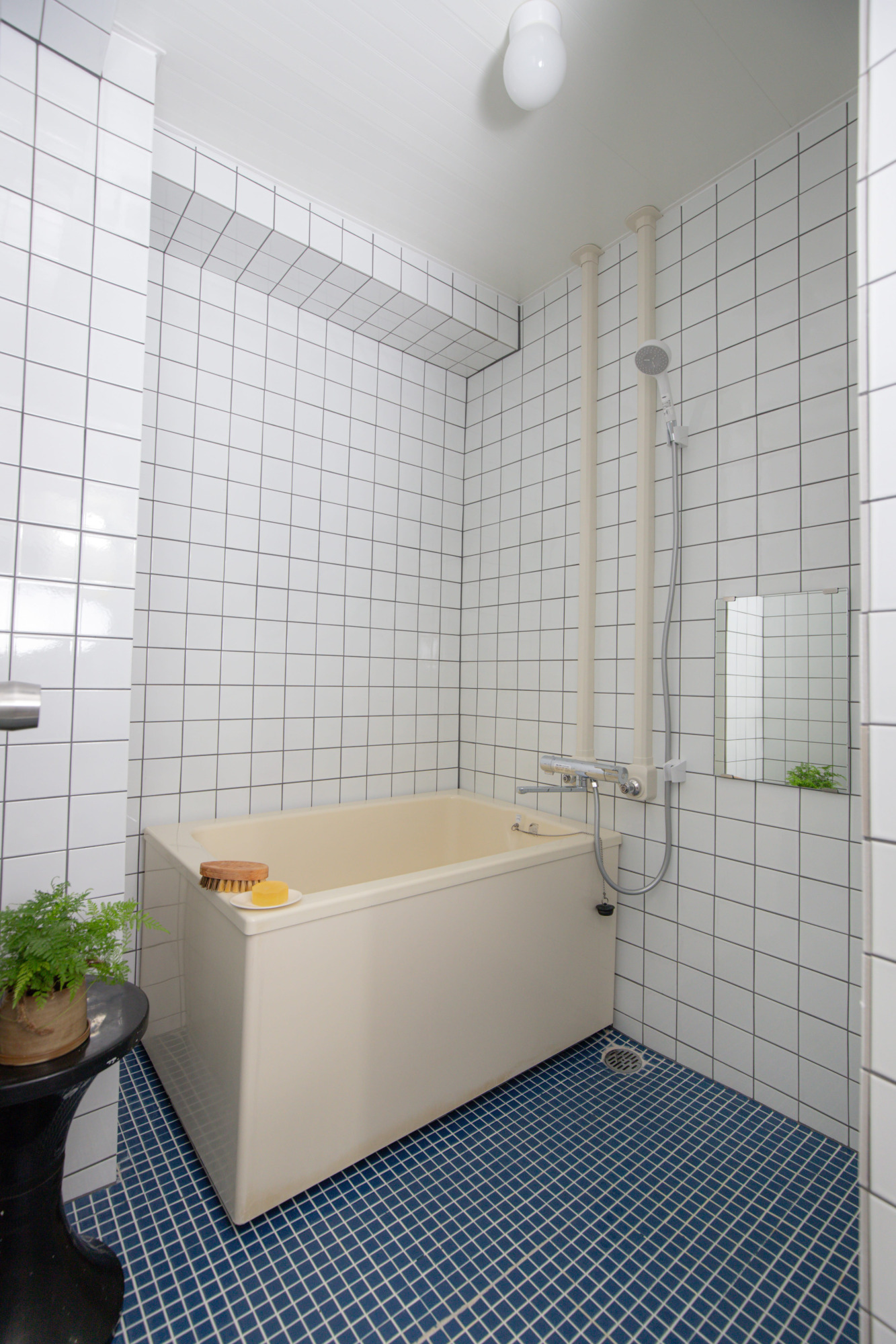 白いタイルが光を反射して、明るい浴室になりました。