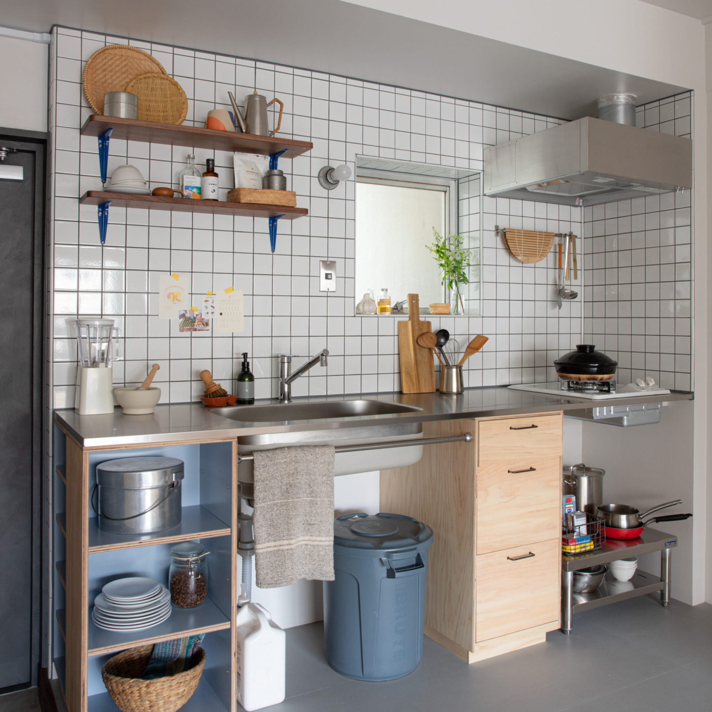 ステンレスと木に、青を差し色にしたキッチン。